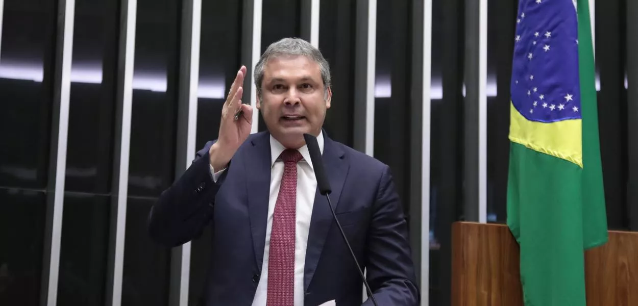 Lindbergh Faria responde à ameaça militar dos EUA sobre a liberdade de expressão, criticando a tentativa de interferir no julgamento de Bolsonaro