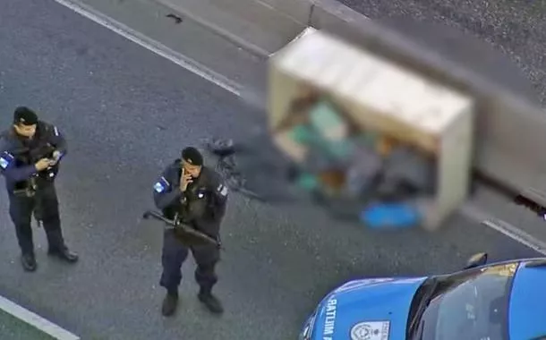 Corpo em caixote na Avenida Brasil