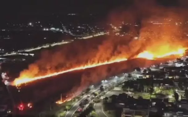Incêndio de grandes proporções consome área equivalente a 7 campos de futebol em SP