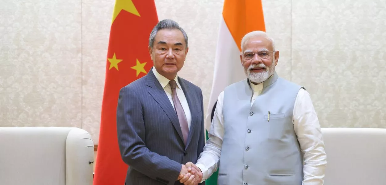 Chanceler chinês, Wang Yi, e o primeiro-ministro da Índia, Narendra Modi