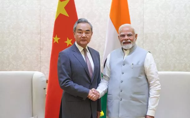 Chanceler chinês, Wang Yi, e o primeiro-ministro da Índia, Narendra Modi