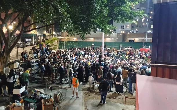 Agentes da GCM fazem reintegração de posse violenta no Teatro de Contêiner (SP). Artistas resistem