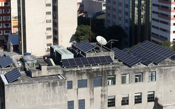 Painéis solares em prédios no centro do Rio de Janeiro