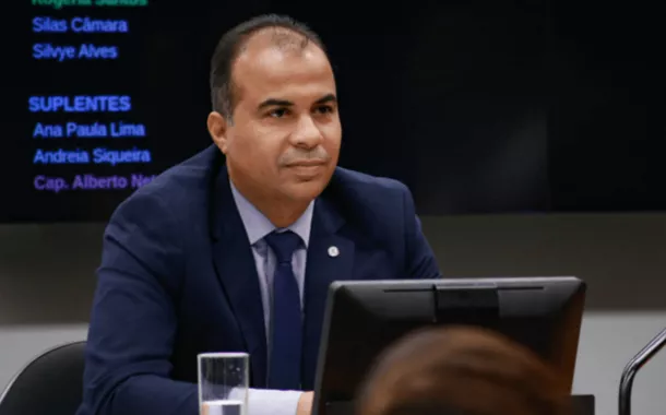 Deputado do PL viaja aos EUA com verba pública para inauguração de igreja