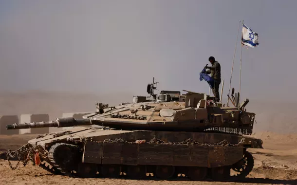 Um soldado israelense em cima de um tanque no lado israelense da fronteira com Gaza, Israel, 20 de agosto de 2025