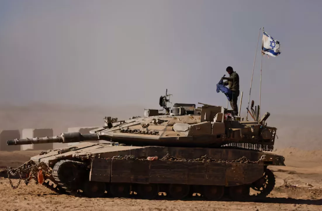 Um soldado israelense em cima de um tanque no lado israelense da fronteira com Gaza, Israel, 20 de agosto de 2025