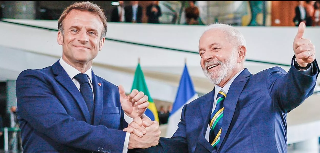 Presidente da República, Luiz Inácio Lula da Silva, ao lado do Presidente da República Francesa, Emmanuel Macron