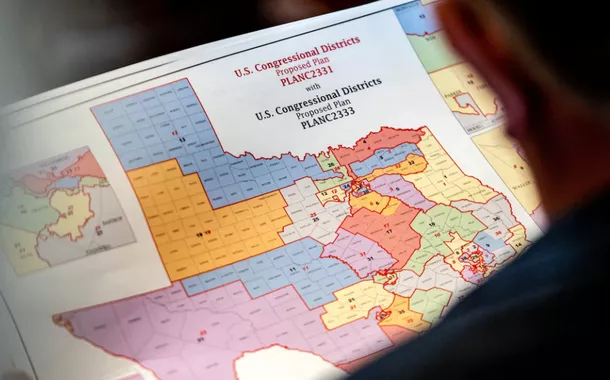 O representante estadual Matt Morgan (R-TX) segura um mapa dos novos distritos eleitorais propostos no Texas, durante uma sessão legislativa enquanto os legisladores democratas, que deixaram o estado para negar aos republicanos a oportunidade de redesenhar os 38 distritos eleitorais do estado.