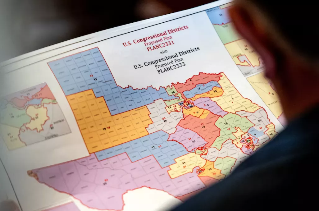 O representante estadual Matt Morgan (R-TX) segura um mapa dos novos distritos eleitorais propostos no Texas, durante uma sessão legislativa enquanto os legisladores democratas, que deixaram o estado para negar aos republicanos a oportunidade de redesenhar os 38 distritos eleitorais do estado.