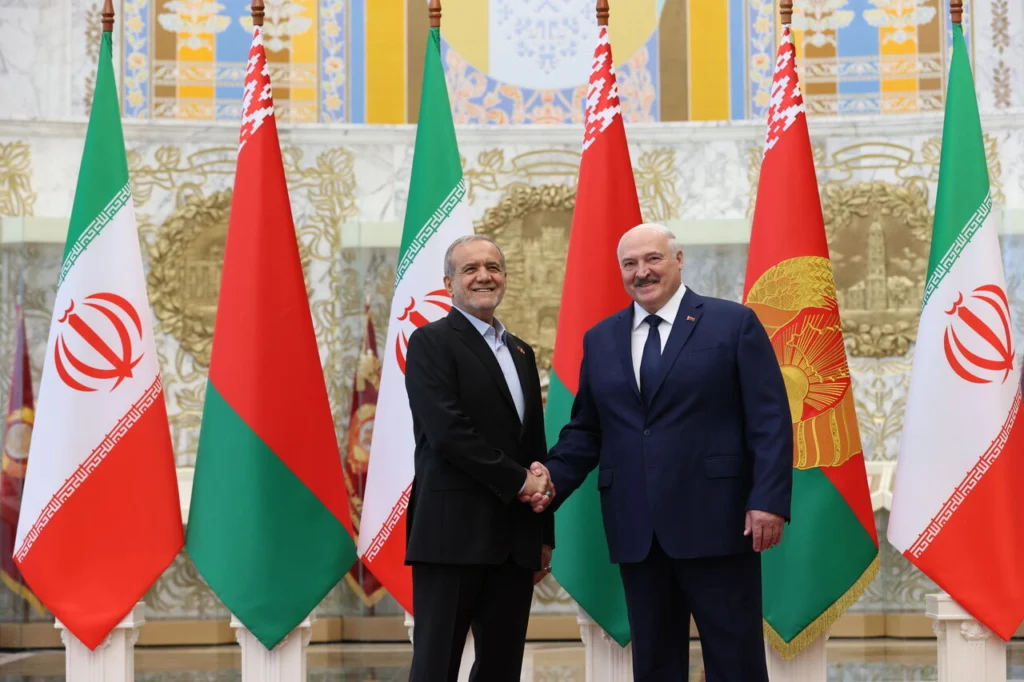 Masoud Pezeshkian, presidente do Irã, e seu homólogo bielorrusso, Alexander Lukashenko