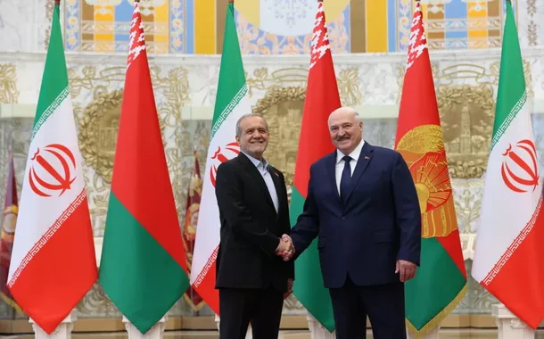 Masoud Pezeshkian, presidente do Irã, e seu homólogo  bielorrusso, Alexander Lukashenko