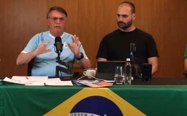 Jair e Eduardo Bolsonaro, durante live