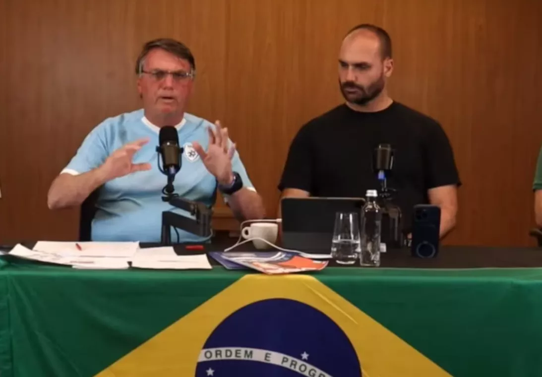 Jair e Eduardo Bolsonaro, durante live