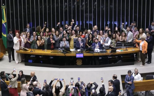 Câmara aprova projeto de lei contra a adultização de crianças nas redes sociais