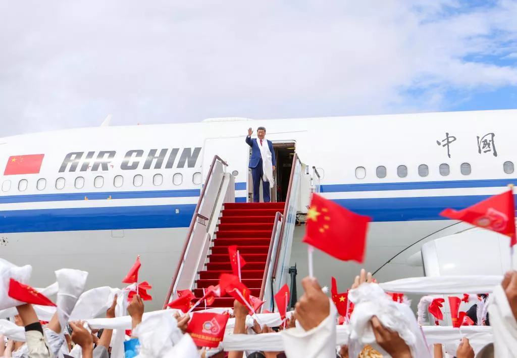 Xi deixa Xizang depois de participar das celebrações do 60º aniversário da fundação da região