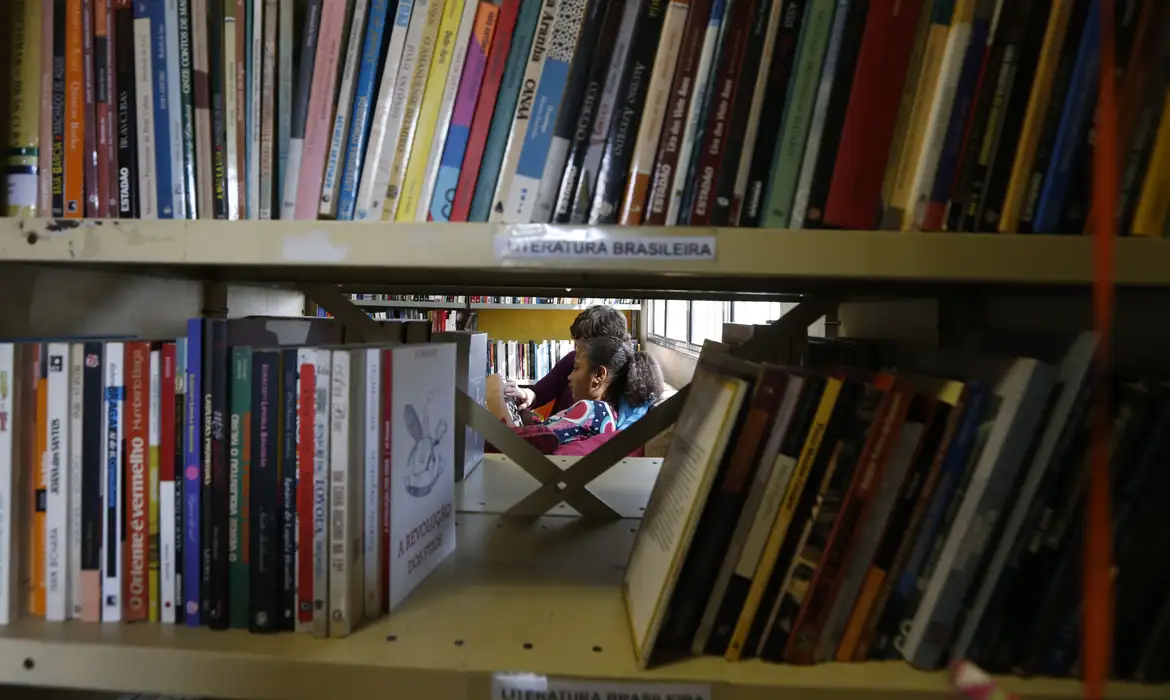 A sociedade que não lê mais: vazio existencial, busca por likes e a crise do conhecimento