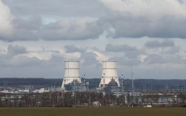 Ataques com drones ucranianos atingem usina nuclear russa e provocam incêndio em terminal portuário
