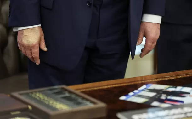 Trump reaparece com maquiagem nas mãos; estado de saúde do presidente dos EUA volta a ser questionado