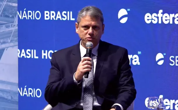 Tarcísio fala como candidato, resgata lema de Juscelino e diz que 'Brasil precisa fazer 40 anos em 4'