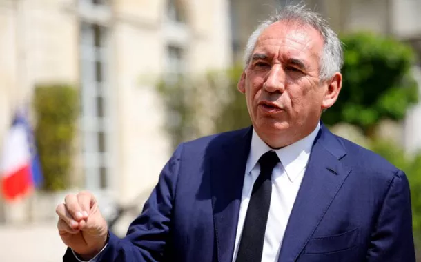 François Bayrou conversa com jornalistas após uma reunião com o presidente francês no Palácio do Eliseu, em Paris, França, em 21 de junho de 2022