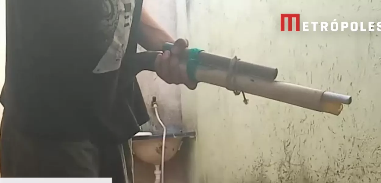 Adolescente com arma caseira