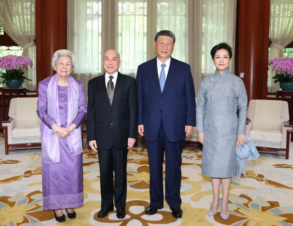 Xi e sua esposa encontram-se com rei e rainha-mãe do Camboja