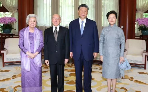 Xi e sua esposa encontram-se com rei e rainha-mãe do Camboja