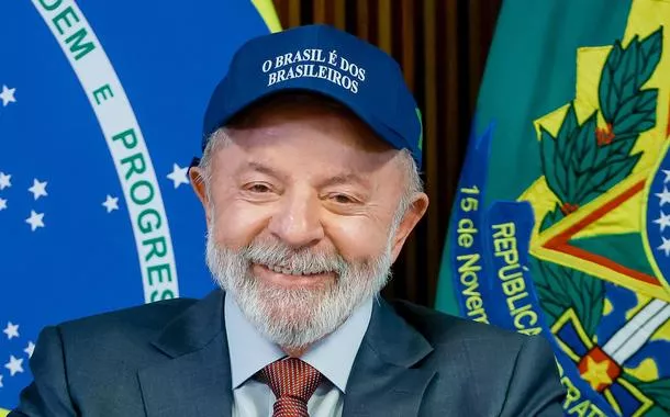 Lula e ministros usam boné com slogan em resposta a Trump e defendem soberania nacional