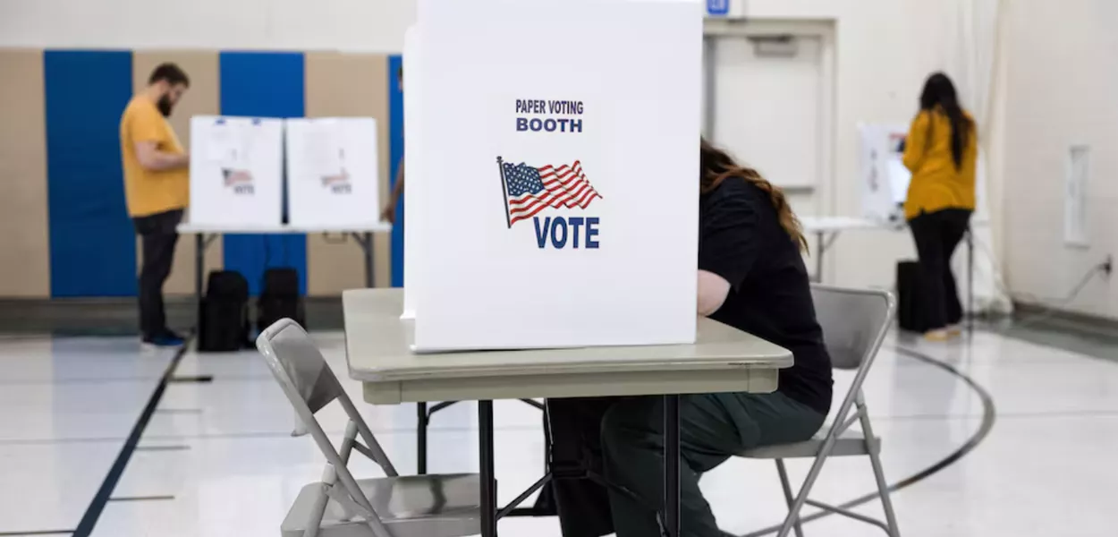 Pessoas votam nas eleições presidenciais dos EUA de 2024 no dia da eleição em Columbus, Ohio, EUA, 5 de novembro de 2024