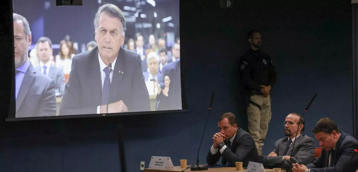 Jair Bolsonaro (na tela)