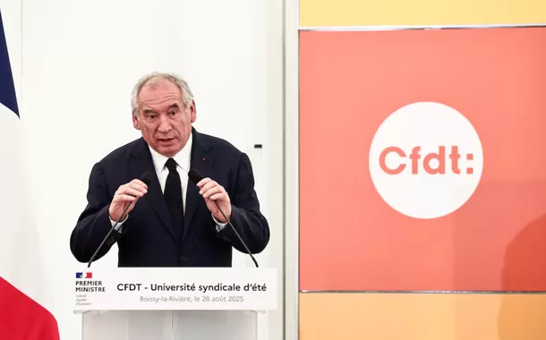 O primeiro-ministro francês, François Bayrou, discursa durante as Conferências de Verão "Universites d'ete" do sindicato Confederação Democrática Francesa do Trabalho (CFDT), no condomínio Bierville em Boissy-la-Riviere, ao sul de Paris, França, em 26 de agosto de 2025