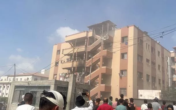 Hospital Nasser, onde o cinegrafista palestino Hussam al-Masri, que era contratado da Reuters, foi morto junto com outros jornalistas e pessoas, em Khan Younis, no sul da Faixa de Gaza
