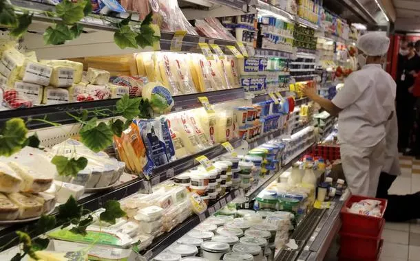 Tendência de queda nos alimentos deve se manter, afirma Paulo Teixeira
