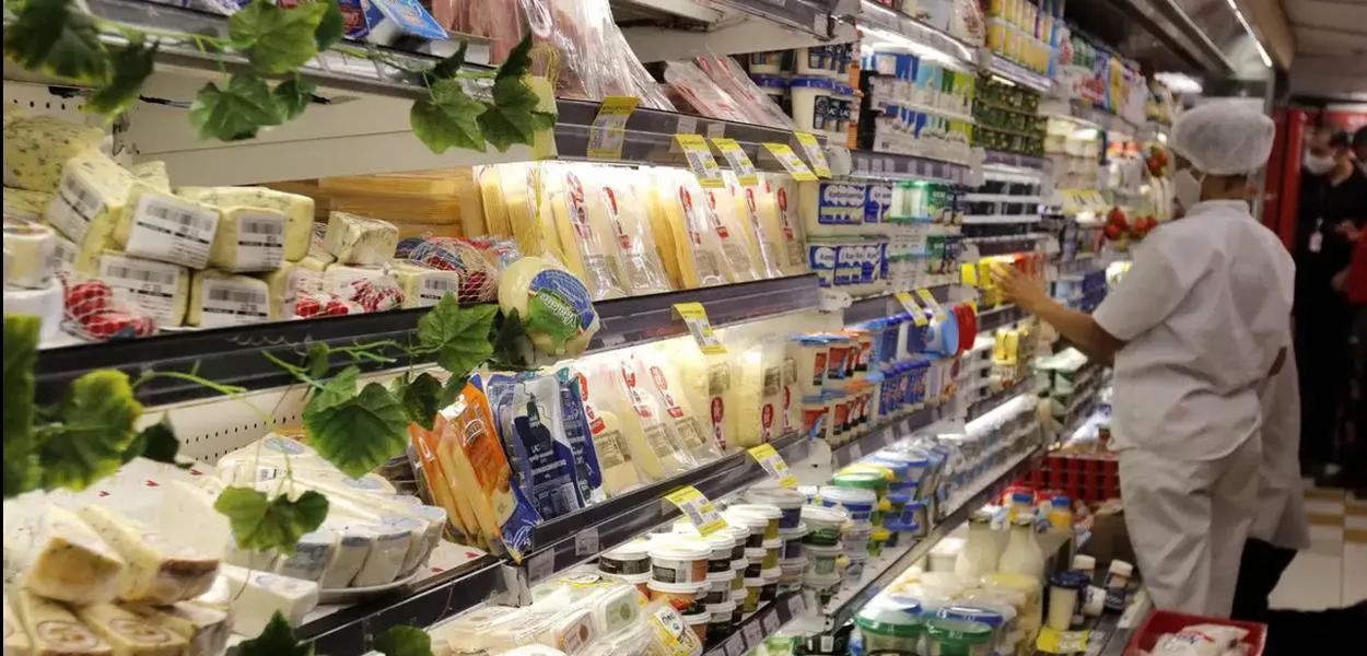 Tendência de queda nos alimentos deve se manter, afirma Paulo Teixeira