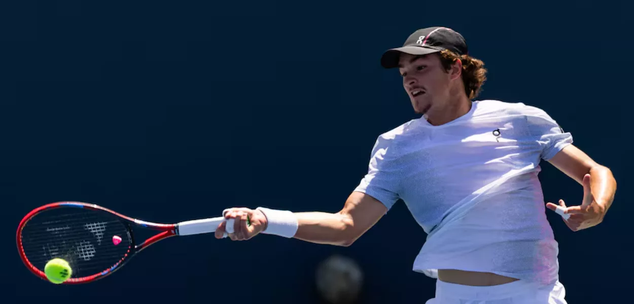 25 de agosto de 2025; Flushing, NY, EUA; João Fonseca, do Brasil, em ação contra Miomir Kecmanovic, da Sérvia, na primeira rodada do torneio de simples masculino do US Open, no Billie Jean King National Tennis Centre