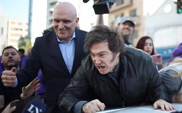 Milei é alvo de protestos populares e pedras na Argentina (vídeo)