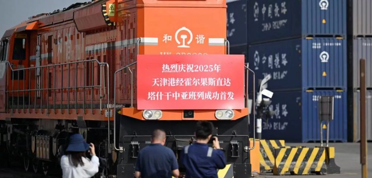 Um trem de carga China-Ásia Central com destino a Tashkent via Horgos parte de uma estação ferroviária no Porto de Tianjin, no norte da China