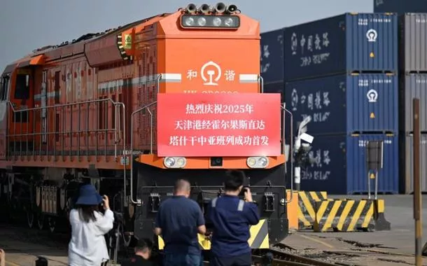 Um trem de carga China-Ásia Central com destino a Tashkent via Horgos parte de uma estação ferroviária no Porto de Tianjin, no norte da China