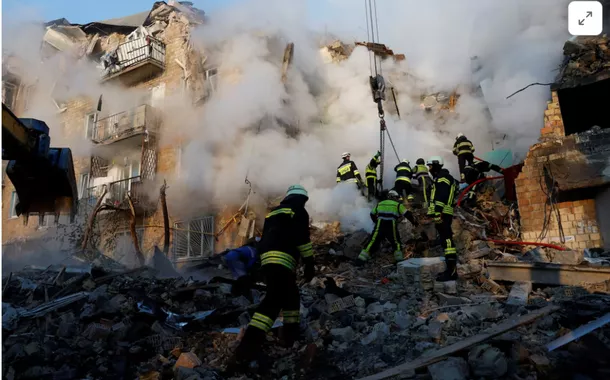 Ataque russo em Kiev mata 10 e deixa 38 feridos, dizem autoridades ucranianas