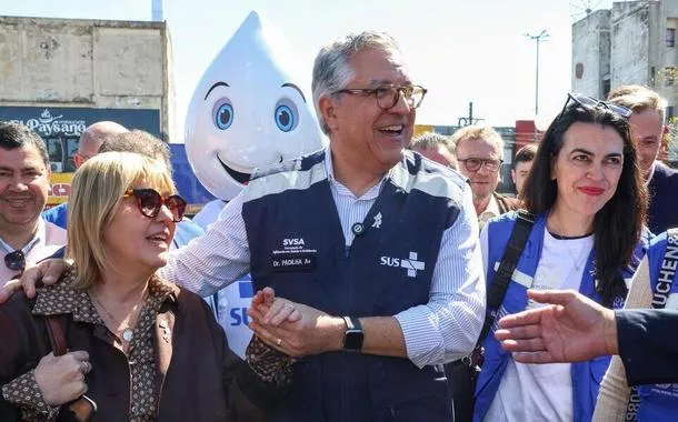 Ministro da Saúde, Alexandre Padilha participa da vacinação na fronteira com a Ministra do Uruguai, Cristina Lustemberg