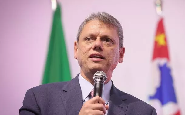 Tarcísio comemora operação contra o PCC, mas esconde coordenação do governo Lula