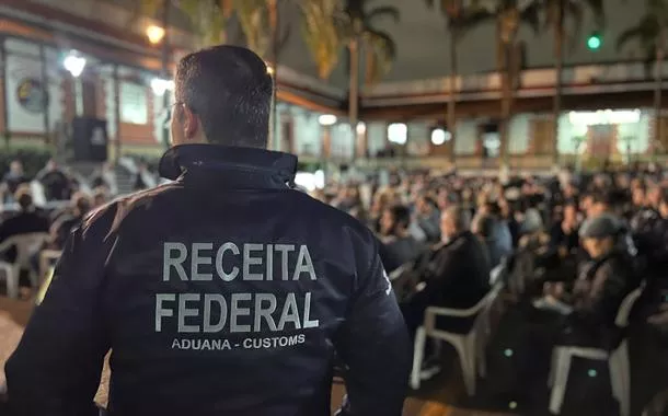 Agentes da Receita Federal durante ação conjunta da Operação Carbono Oculto, que investiga esquema de lavagem de dinheiro no setor de combustíveis