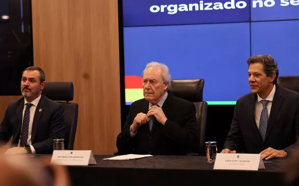 O diretor-geral da Polícia Federal, Andrei Rodrigues e os ministros da Justiça e Segurança Pública, Ricardo Lewandowski, e da Fazenda, Fernando Haddad