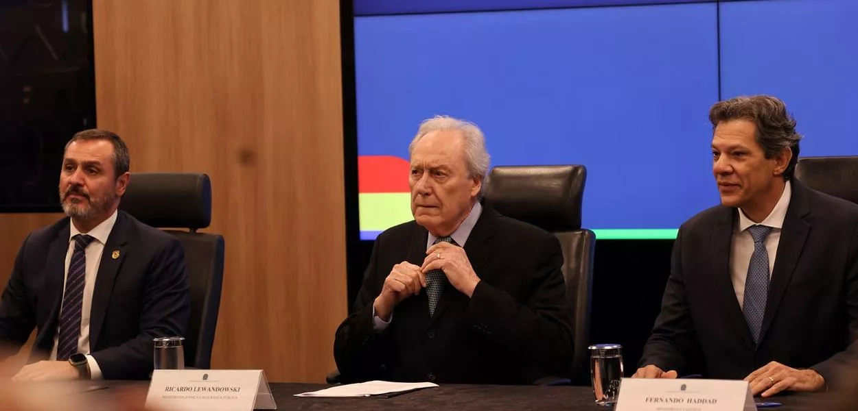 O diretor-geral da Polícia Federal, Andrei Rodrigues e os ministros da Justiça e Segurança Pública, Ricardo Lewandowski, e da Fazenda, Fernando Haddad