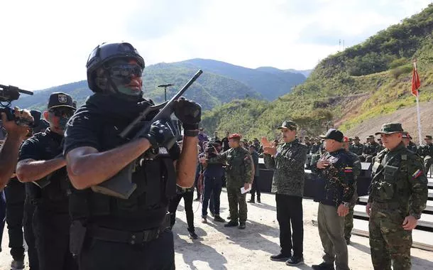 Tensões entre EUA e Venezuela aumentam com a chegada de navios de guerra dos EUA no Caribe