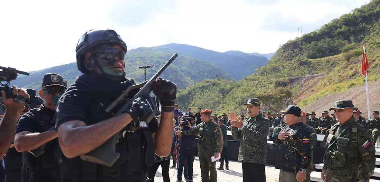 O presidente da Venezuela, Nicolás Maduro, aplaude durante a cerimônia de encerramento do segundo Curso de Operações Especiais Revolucionárias (COER), realizado no Grupo de Comando de Ação da Guarda Nacional Bolivariana na paróquia de Macarao, em Caracas, Venezuela