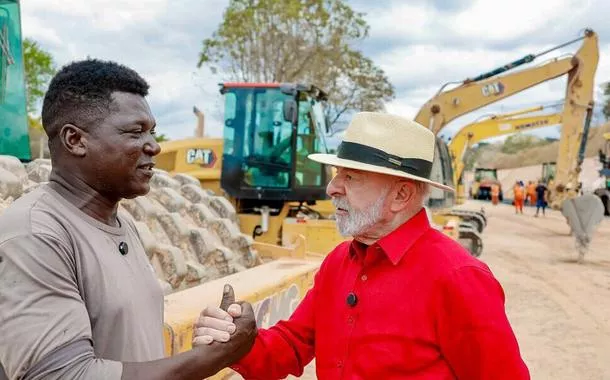 Lula e trabalhador nas obras da Avenida Prefeito Newton Cardoso, Contagem (MG)