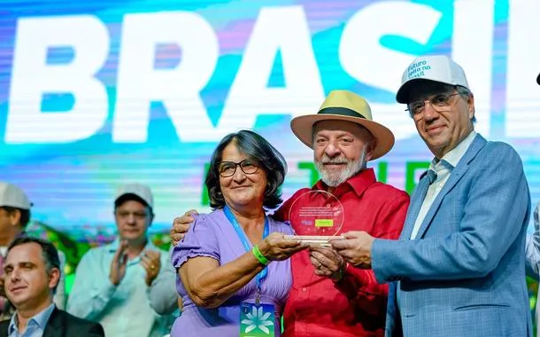 Lula e CEO da Acelen entregam placa em homenagem a dona Nice