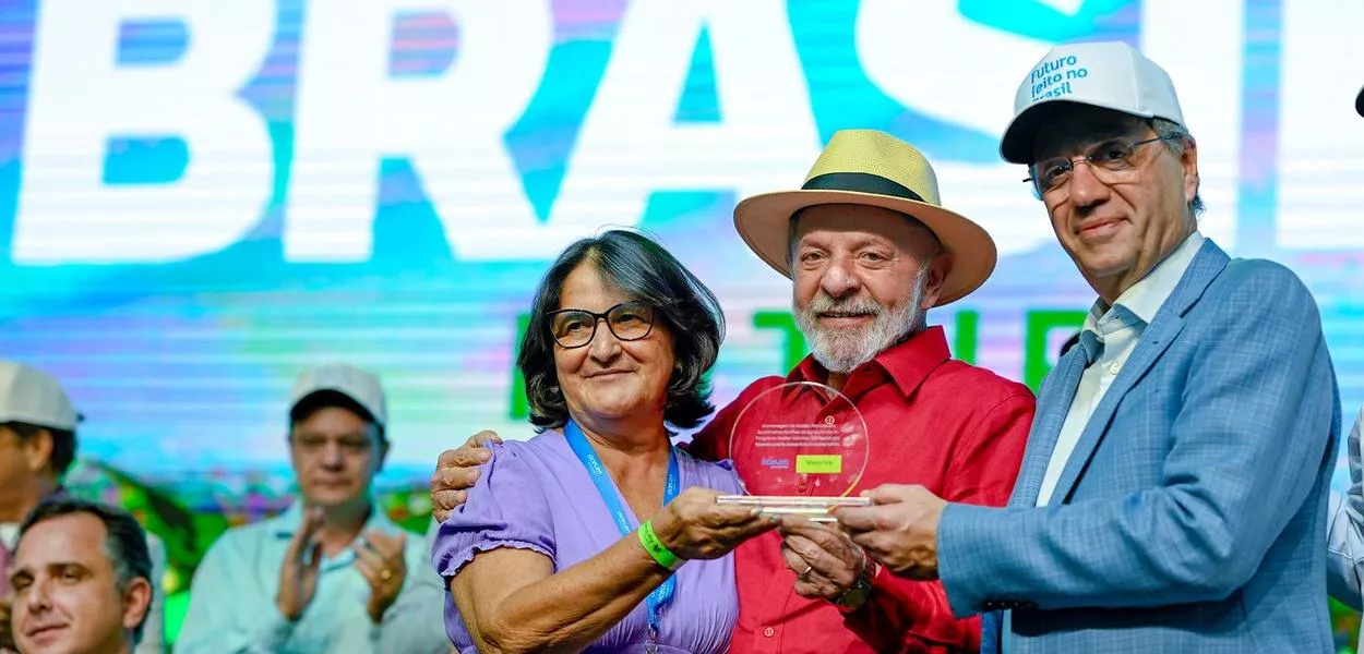 Lula e CEO da Acelen entregam placa em homenagem a dona Nice