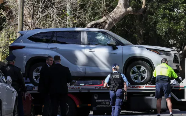 Homem é preso após carro colidir com consulado russo em Sydney